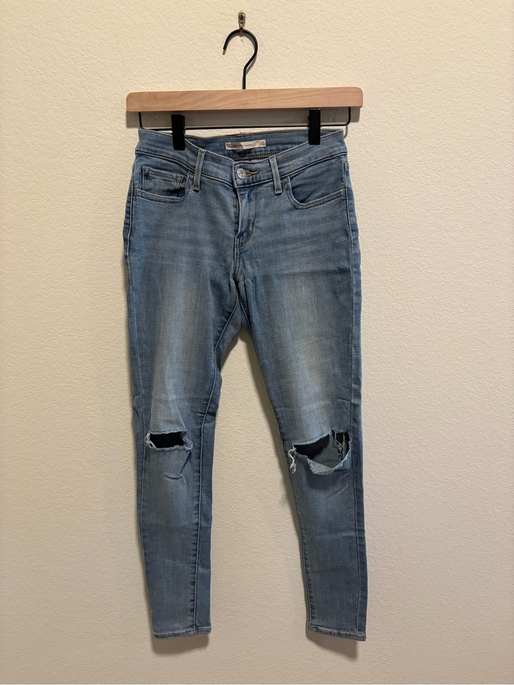 710 Super Skinny Levi's Women's Light Blue Ripped Knee Skinny Jeans 25x28